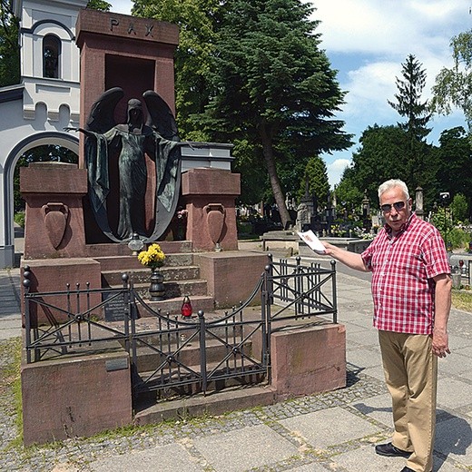  Janusz Wieczorek przy Aniele Ciszy, grobie Konstantego Mireckiego