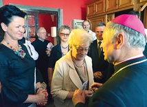  Z bp. Henrykiem rozmawia Anna Caban, wieloletnia dyrektor szkoły. Pierwsza z lewej Małgorzata Mróz-Duda, obecna dyrektor