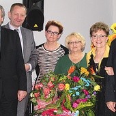  Stoją od lewej: ks. Marek Dziewiecki, poseł Robert Telus, kierownik Małgorzata Orłowska, dyrektor Anna Kucharska, wicemarszałek Sejmu Elżbieta Radziszewska i ks. Jacek Kucharski