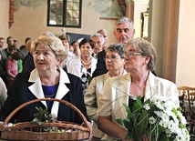 Procesja darów podczas uroczystej Mszy św. z okazji 25-lecia „Przyjaciół Paradyża”