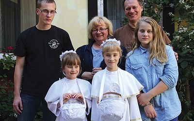  Na zdjęciu rodzina Patelków: Katarzyna i Jerzy z czwórką najmłodszych dzieci: Bożesławą, Tosławą, Bogusławą i Jarosławem