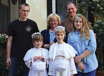  Na zdjęciu rodzina Patelków: Katarzyna i Jerzy z czwórką najmłodszych dzieci: Bożesławą, Tosławą, Bogusławą i Jarosławem