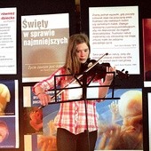 Hania Długosz z ligockiego gimnazjum przy wystawie pro life, towarzyszyła swoim kolegom występującym na scenie grą na skrzypcach