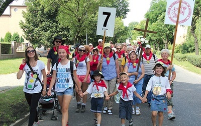  Wymarsz z Rybnika w 2014 r. Z lewej: Plakietka 70. Pielgrzymki Rybnickiej. To również pielgrzymka archidiecezji katowickiej, uwieńczona 1 sierpnia Mszą św. na wałach, na którą arcybiskup zaprasza wszystkich diecezjan