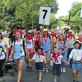  Wymarsz z Rybnika w 2014 r. Z lewej: Plakietka 70. Pielgrzymki Rybnickiej. To również pielgrzymka archidiecezji katowickiej, uwieńczona 1 sierpnia Mszą św. na wałach, na którą arcybiskup zaprasza wszystkich diecezjan