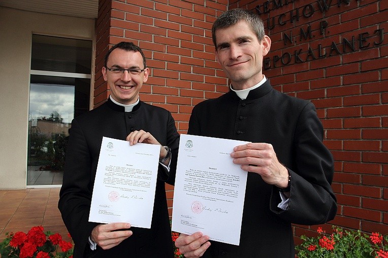 Ks. Tomasz Stępniak (z lewej) i ks. Łukasz Gawrzydek
