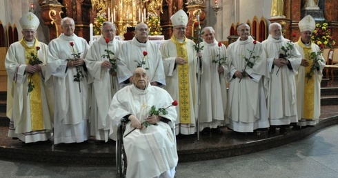 Sześć dekad przy ołtarzu