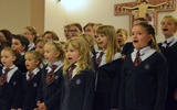 Chór szkolny zaprezentował po raz pierwszy hymn szkoły Skrzydła