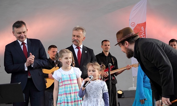 Na otwarcie trzydniowej imprezy hymn Zjazdu Dużych Rodzin zaśpiewał zespół Dzieci z Brodą