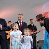 Na otwarcie trzydniowej imprezy hymn Zjazdu Dużych Rodzin zaśpiewał zespół Dzieci z Brodą