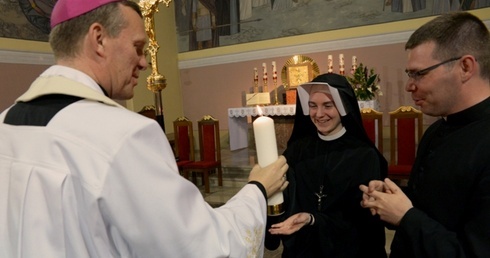 Świeca na turnusie oazowym jest znakiem obecności Chrystusa i znakiem łączności z całym Ruchem Światło-Życie