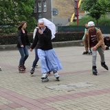 Na rolkach i hulajnogach do Piekar