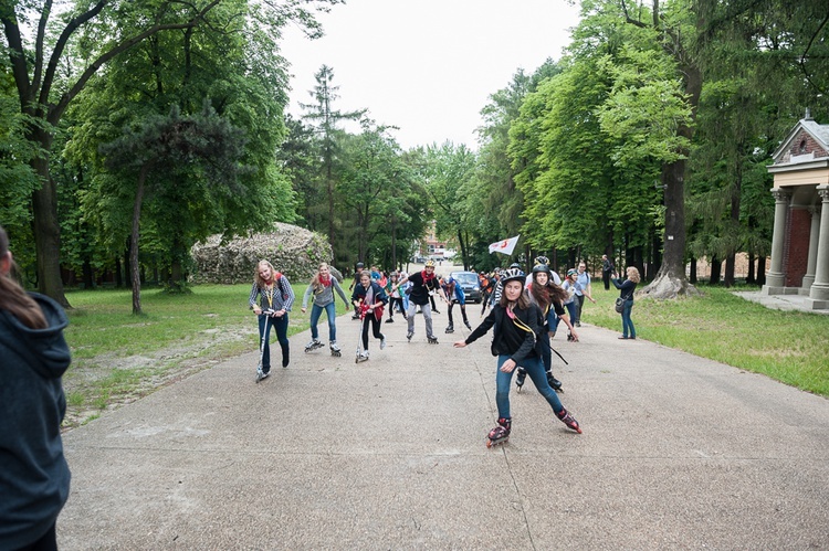 Pielgrzymka na rolkach i hulajnogach