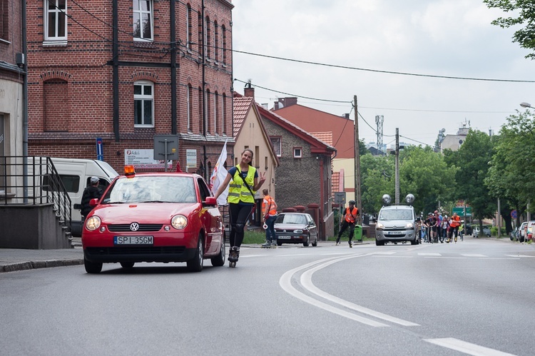 Pielgrzymka na rolkach i hulajnogach