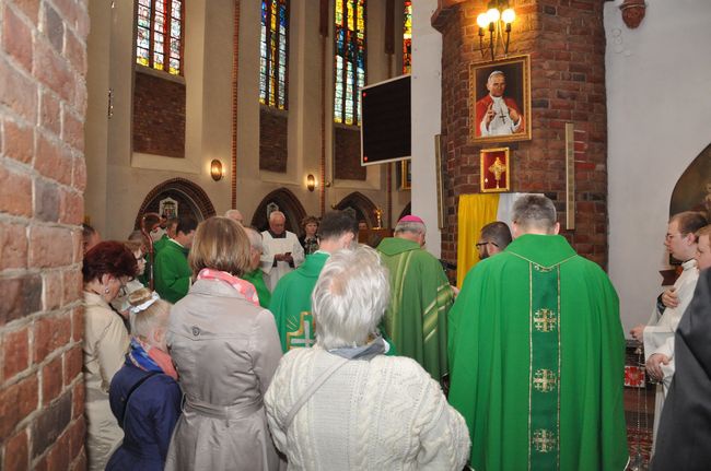 Zawieszenie obrazu Jana Pawła II w Słupsku