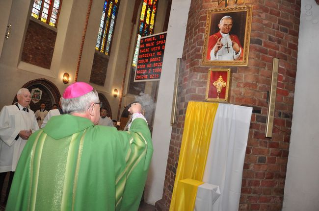Zawieszenie obrazu Jana Pawła II w Słupsku
