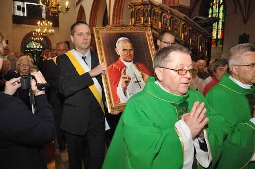 Zawieszenie obrazu Jana Pawła II w Słupsku