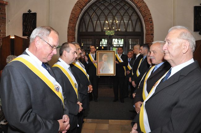 Zawieszenie obrazu Jana Pawła II w Słupsku