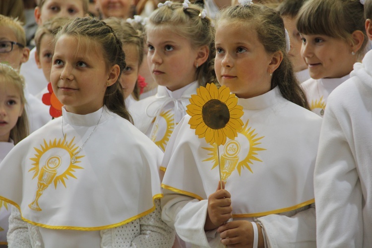 Dzieci pierwszokomunijne w katedrze, cz. 2