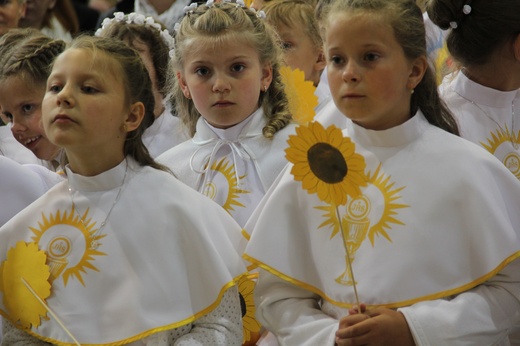 Dzieci pierwszokomunijne w katedrze, cz. 2