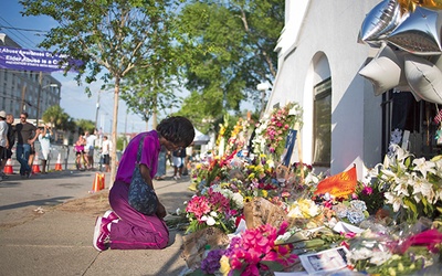 21.06.2015. Charleston. USA. Ludzie modlą się przed kościołem metodystów (Emanuel African Methodist Episcopal Church), w którym 17 czerwca Dylann Roof (lat 21) zastrzelił podczas modlitwy 9 osób, włącznie z pastorem. 