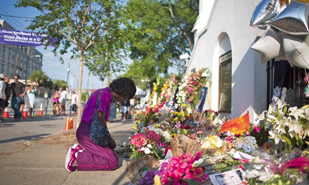 21.06.2015. Charleston. USA. Ludzie modlą się przed kościołem metodystów (Emanuel African Methodist Episcopal Church), w którym 17 czerwca Dylann Roof (lat 21) zastrzelił podczas modlitwy 9 osób, włącznie z pastorem. 