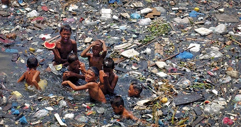Laudato si’ to pierwsza encyklika o ekologii. Na zdjęciu: dzieci na Filipinach w zanieczyszczonej rzece