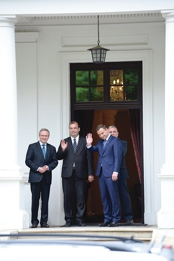 Krzysztof Szczerski, Andrzej Jaworski i prezydent elekt Andrzej Duda przed Pałacykiem na Foksal