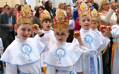  Dzieci otrzymały korony i jabłka – symbole godności królewskiej 