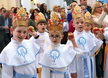  Dzieci otrzymały korony i jabłka – symbole godności królewskiej 