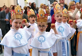  Dzieci otrzymały korony i jabłka – symbole godności królewskiej 