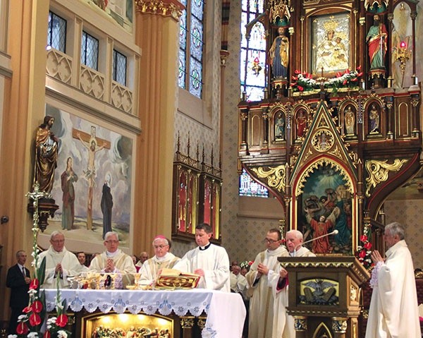  Razem z nuncjuszem apostolskim przy ołtarzu modlili się abp Wiktor Skworc, abp senior Damian Zimoń, bp Piotr Libera, biskupi pomocniczy Marek Szkudło i Adam Wodarczyk  oraz inni kapłani 