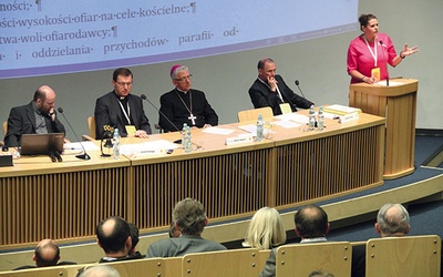  20 czerwca 2015, na sesji plenarnej synodu mówi Katarzyna Pielorz z Mysłowic