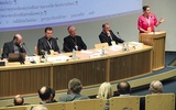  20 czerwca 2015, na sesji plenarnej synodu mówi Katarzyna Pielorz z Mysłowic