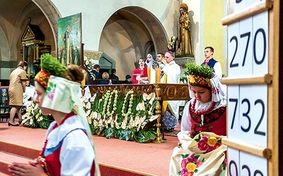 Na jubileuszową Mszę św. wielu młodych i starszych przyszło w tradycyjnych rozbarskich strojach