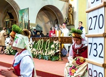 Na jubileuszową Mszę św. wielu młodych i starszych przyszło w tradycyjnych rozbarskich strojach