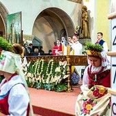 Na jubileuszową Mszę św. wielu młodych i starszych przyszło w tradycyjnych rozbarskich strojach