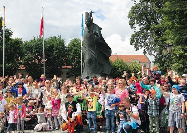  Uczestnicy zjazdu przed pomnikiem Jana Pawła II