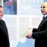 Proboszcz ks. dr Jerzy Zamorski i Witold Karpiński w nowym muzeum parafialnym