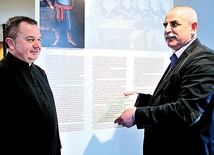 Proboszcz ks. dr Jerzy Zamorski i Witold Karpiński w nowym muzeum parafialnym