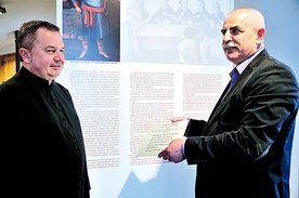 Proboszcz ks. dr Jerzy Zamorski i Witold Karpiński w nowym muzeum parafialnym