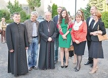  Katarzyna Ziomek (obok bp. Andrzeja Czai) i Gabriela Filonowicz  (druga z prawej), która przyjechała do Otmuchowa z Iquitos