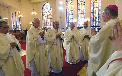 Bp Henryk Tomasik odmawia specjalną modlitwę nad jubilatami