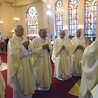 Bp Henryk Tomasik odmawia specjalną modlitwę nad jubilatami