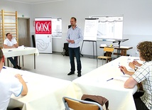  Prowadzący spotkanie Jakub Kornacki podzielił się z uczestnikami warsztatów swoim doświadczeniem w byciu ojcem 