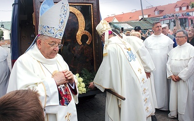 Biskupi Piotr Libera i Roman Marcinkowski witają obraz Czarnej Madonny na pułtuskim rynku