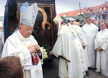 Biskupi Piotr Libera i Roman Marcinkowski witają obraz Czarnej Madonny na pułtuskim rynku