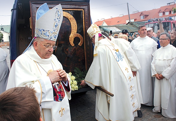 Biskupi Piotr Libera i Roman Marcinkowski witają obraz Czarnej Madonny na pułtuskim rynku