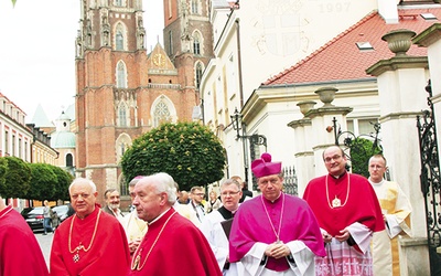  Procesja wyruszyła spod rezydencji arcybiskupów wrocławskich pod tablicę, a stamtąd do katedry 