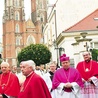  Procesja wyruszyła spod rezydencji arcybiskupów wrocławskich pod tablicę, a stamtąd do katedry 